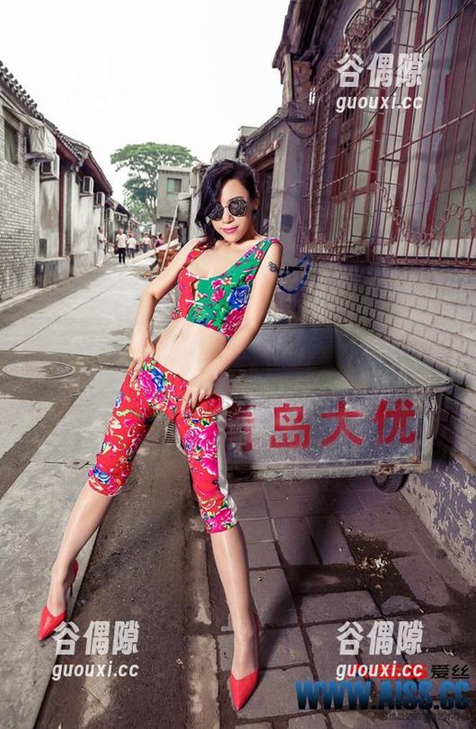 一起练瑜伽，领略爱丝的福利图片，真是养眼！你准备好了吗？