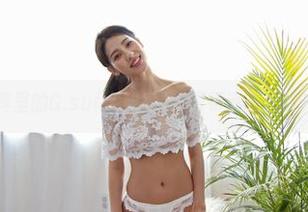 写真里的G.su(全智秀)：眼镜遮不住的光芒