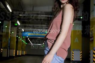 MSLASS梦丝女神 – 丝袜界的喜剧演员：玥玥的白色空间写真合集，快来瞧瞧这腿的幽默！