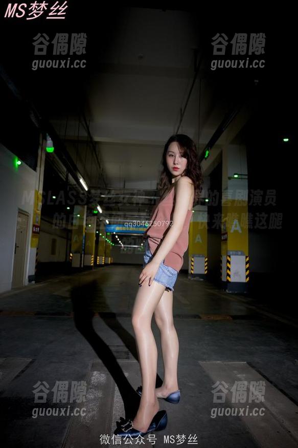 MSLASS梦丝女神 - 丝袜界的喜剧演员：玥玥的白色空间写真合集，快来瞧瞧这腿的幽默！