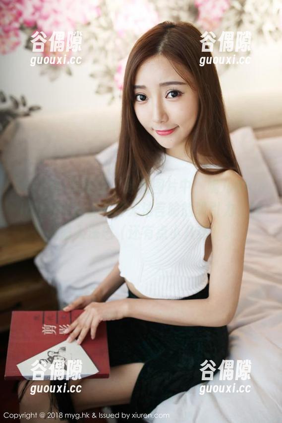 MyGirl美媛馆 - 这组图片中，妮儿Bluelabel的长腿有种无法言喻的吸引力，让我陷入深思（还有点小八卦）。