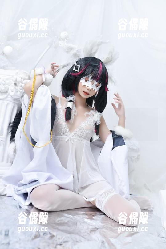 在光影里舞动——PoppaChan芙莉莲的cos图片，真是让人移不开眼的美丽。
