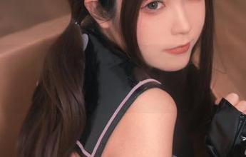 连体衣下的诱惑：Quan冉有点饿的写真集探险