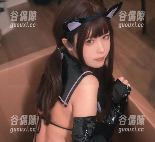 连体衣下的诱惑：Quan冉有点饿的写真集探险