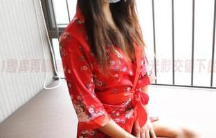 ROSI图库再曝新作：白色丝袜，光影交错下的秘密