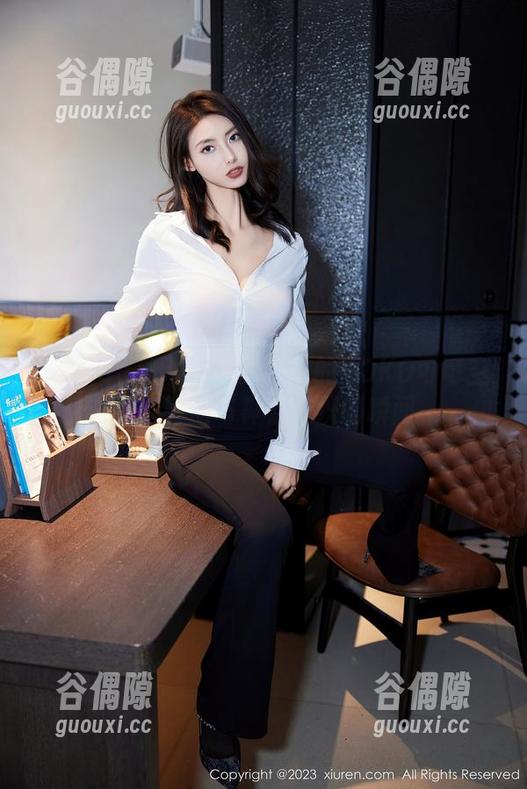 Xiuren秀人网-KOKO可可 Xiuren秀人网 - 图库中的KOKO可可空姐:轻盈与神秘交织的瞬间