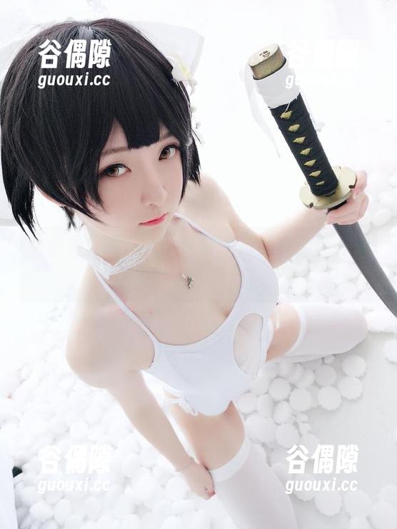 免费看美图，一小央泽的浴缸竞泳让你心里的水花四溅！