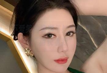 微密圈 – 不爱笑的赛琳与她的红裙，似乎在说“请快看我”
