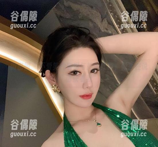微密圈 - 不爱笑的赛琳与她的红裙，似乎在说“请快看我”