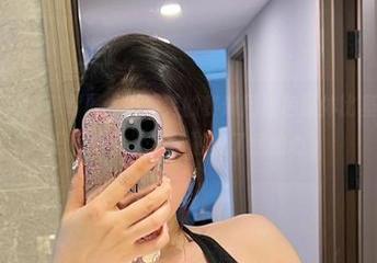 微密圈 – 高清图包专属：不爱笑的赛琳用蓝色连体比基尼定义“夏日慵懒”，完全融化了我的心。