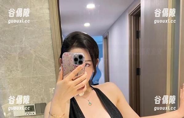 微密圈 - 高清图包专属：不爱笑的赛琳用蓝色连体比基尼定义“夏日慵懒”，完全融化了我的心。