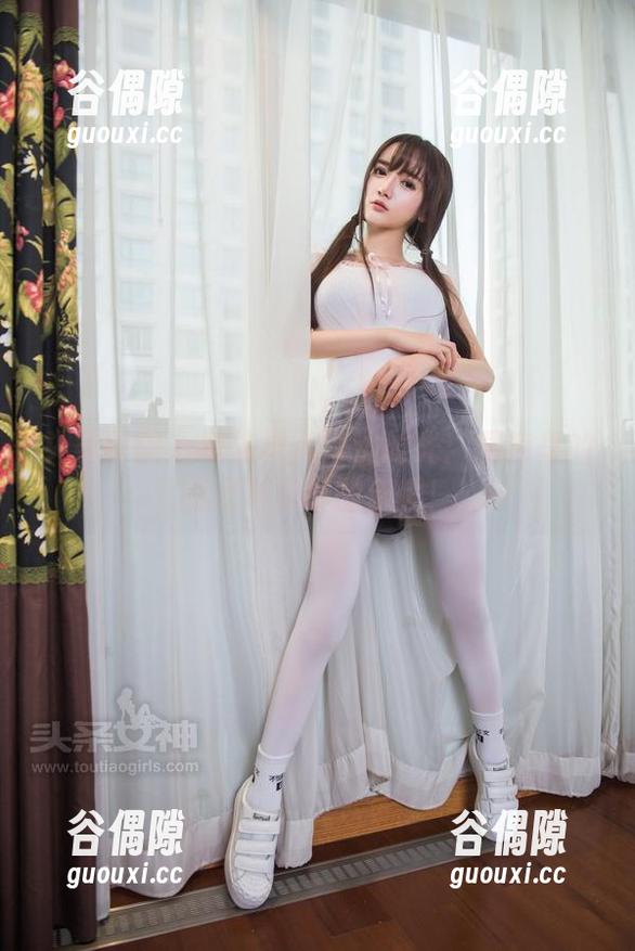头条女神 - 娜依灵儿海边时光：图库里的阳光与分享的乐趣！