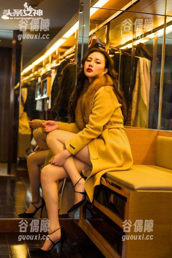 头条女神 - 杨曼妮与她的水手服：不可思议的高清写真旅程！