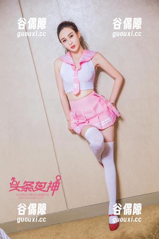 头条女神-梦心玥 头条女神 - 最新图包上线!梦心玥连体黑丝,优雅与性感的完美结合,简直是天上掉下来的仙女!