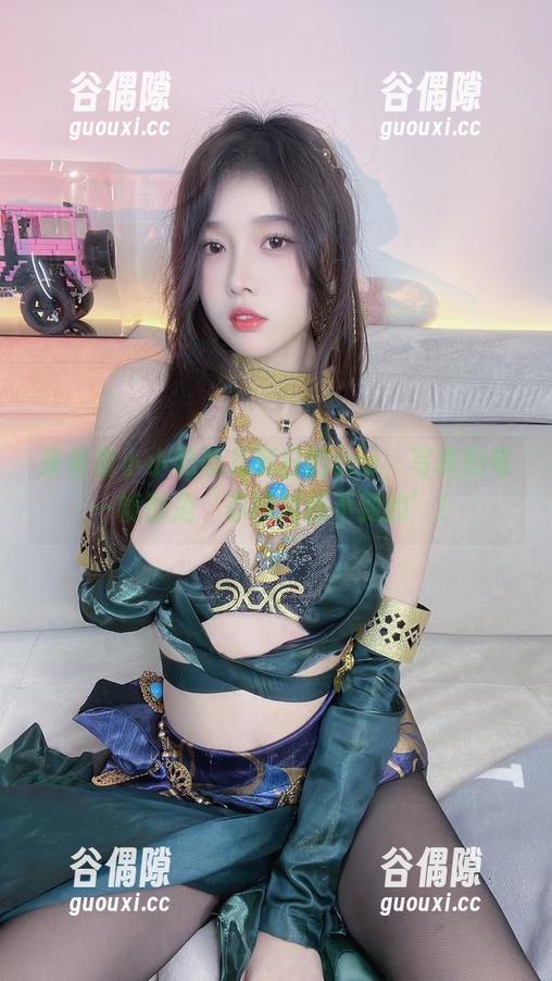 来看看小小奶瓶儿夏日的cos，写真的每一帧都是‘你绝对想不到的’！