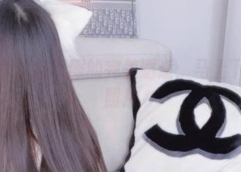 小小奶瓶儿与制服的完美邂逅：马上下载这些照片