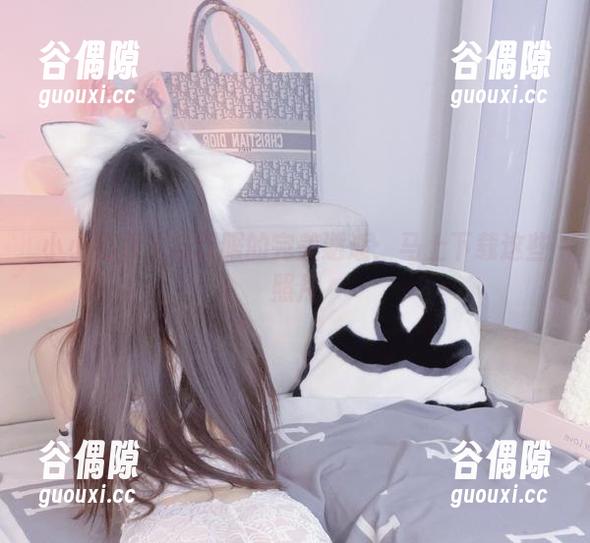 小小奶瓶儿与制服的完美邂逅：马上下载这些照片