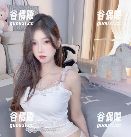 在写真世界里，小小奶瓶儿与迦南一起流浪