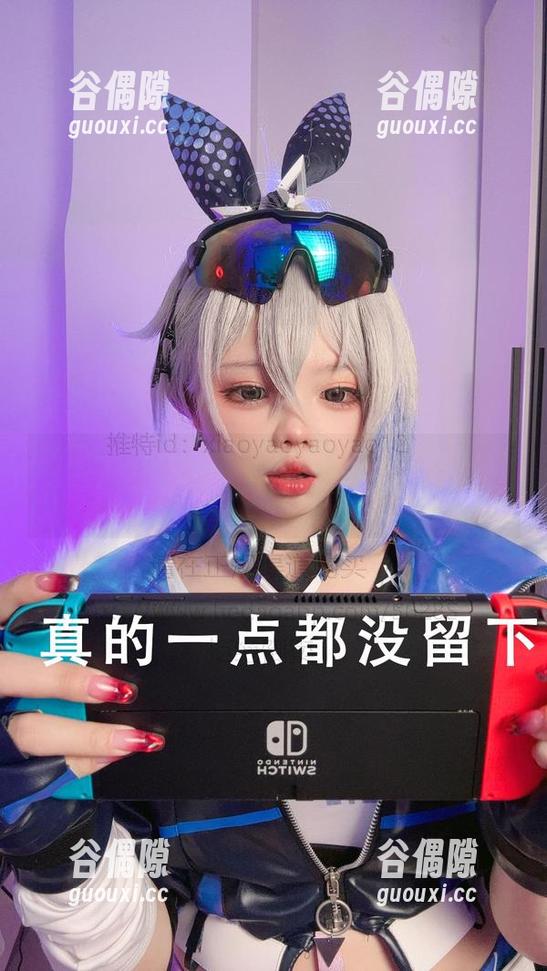 居家日记：小瑶幺幺的作品集下载，让沙发变成你的时尚T台！