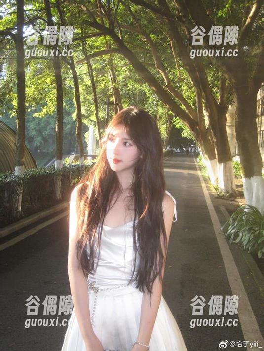 想看怡子yiii在户外的真实写照？来看看这份作品资源集，绝对刺激！
