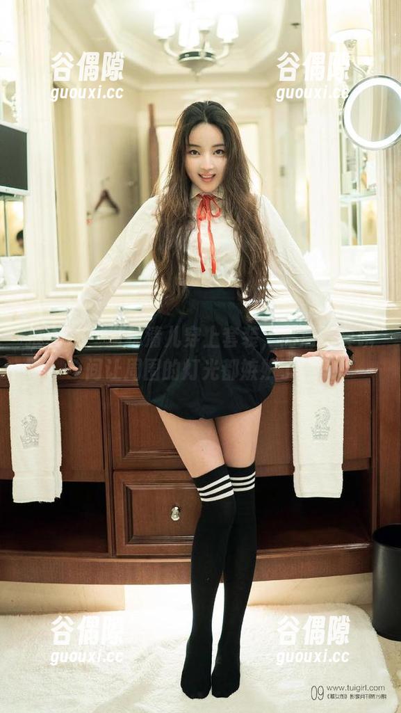 推女郎 - 当林清儿穿上套装，高清写真瞬间让周围的灯光都嫉妒了！