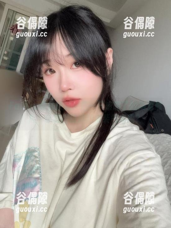 Fantia会员限定：是一只废喵了的高清照片，你敢相信她的废柴气质吗？