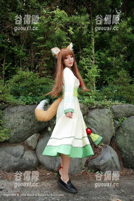 波萝社 - 学姐猫九酱Sakura全套写真：总想跟着她的步伐，感受那份轻盈，仿佛能飞起来。