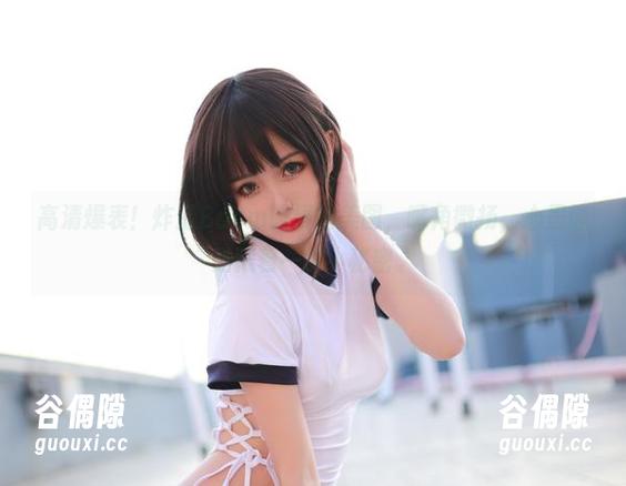 高清爆表！炸蛋Boom眼镜的美图，嘴角微扬，心里像是藏着一份小秘密。