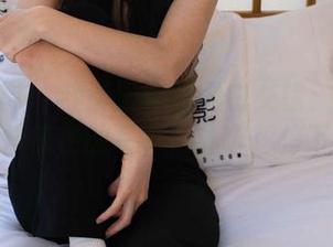 甜予摄影 – 静静板鞋的黑白交错：一组低调却惊艳的写真，让人想停下来
