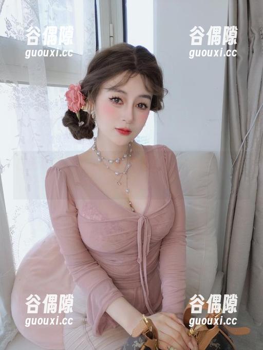 白银81与她的见习魔女原图：奇幻与现实的交织