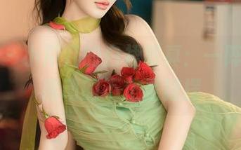 秀人网 – 小爪几的白裙写真：一阵清风，拂动的不止是裙摆