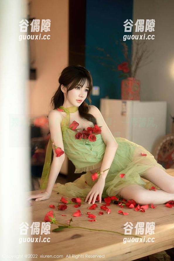 秀人网 - 小爪几的白裙写真：一阵清风，拂动的不止是裙摆