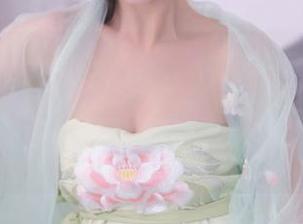 秀人网 – 想了解怎么穿出火花？看程程程在线的礼服图片，让你心里默念‘好想试试’！