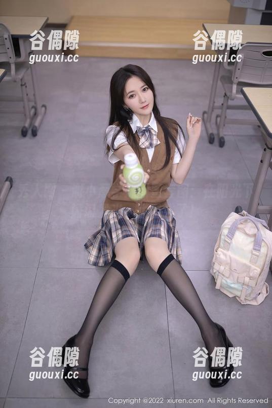 秀人网 - 谢小葱学妹甜蜜套图：在阳光下闪闪发光，太诱人了！