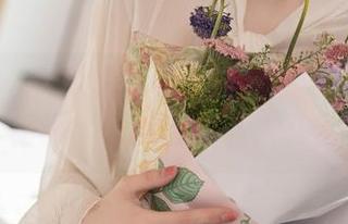 秀人网 – 原图里的金小依：当厨娘与壁纸相遇，会擦出什么火花？