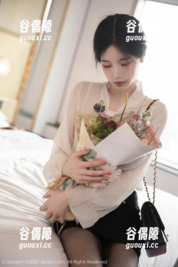 秀人网 - 原图里的金小依：当厨娘与壁纸相遇，会擦出什么火花？