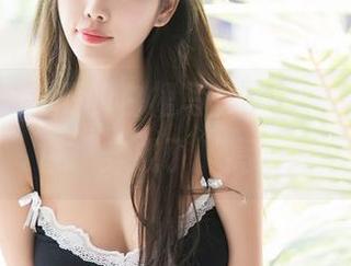 秀人网 – 麦田的白裙写真，一不小心把‘白’穿成了‘亮’。