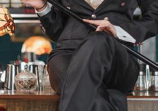 秋和柯基的侧开旗袍长裙私拍：让人忍不住多看几眼！