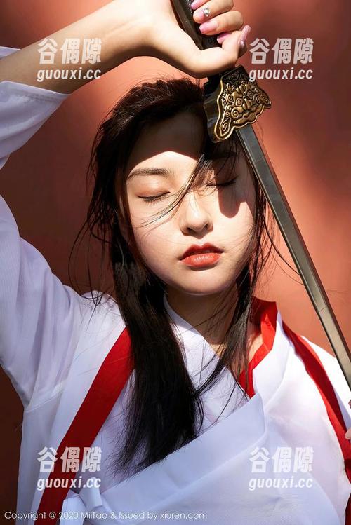蜜桃社 - 在线围观小草莓Berry的吊带风采，图片满满都是色彩与欢乐！