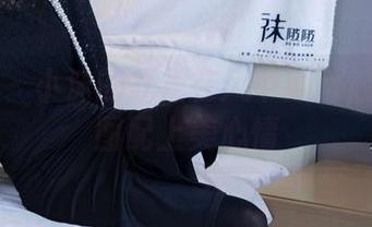 袜啵啵 – 小沫的红裙在风中翩翩起舞：美图配上美心情