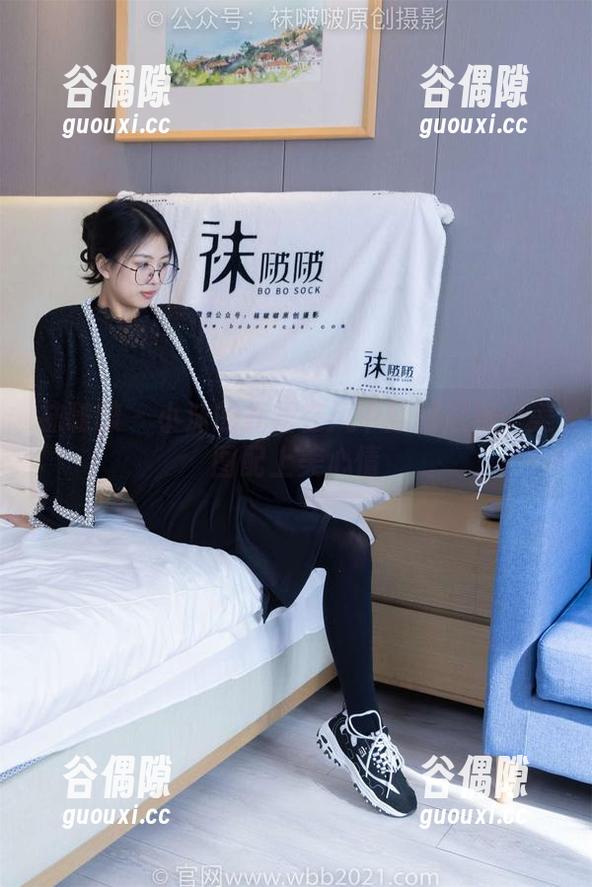 袜啵啵 - 小沫的红裙在风中翩翩起舞：美图配上美心情