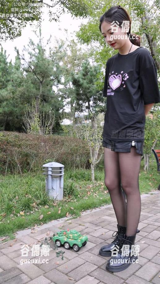 袜啵啵 - 制服也是一种态度，甜甜圈的美图让人忍不住多看一眼。