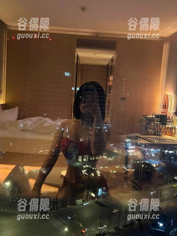 微密圈 - 詹詹最新套图：在纯白背景下的调皮瞬间