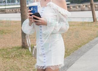 魔镜街拍 – 婷婷的双腿柔软，工作日常却超级刚：OL极品黑丝写真全集，一起来围观！