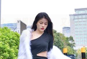 魔镜街拍 – 在超短裙下，艾小青的肉丝写真甜蜜又危险