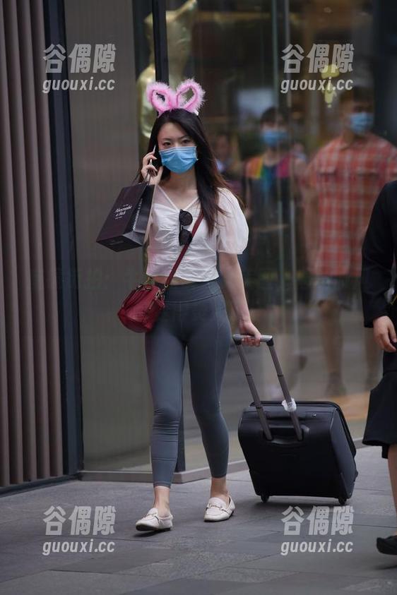 魔镜街拍 魔镜街拍:牛仔热裤美女美图,感觉微风都变得烫人了!