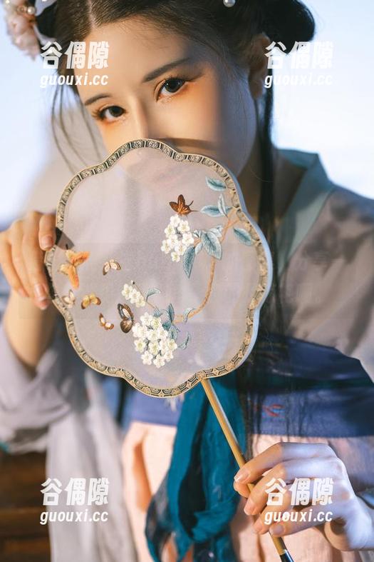 借着“鹿八岁baby绫”的图集，分享一些你没见过的视角，真的是惊艳啊。