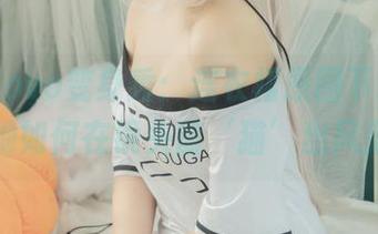 黑猫猫ovo变身秀：连衣裙原图下载，看看她如何在镜头前‘猫’出风范！